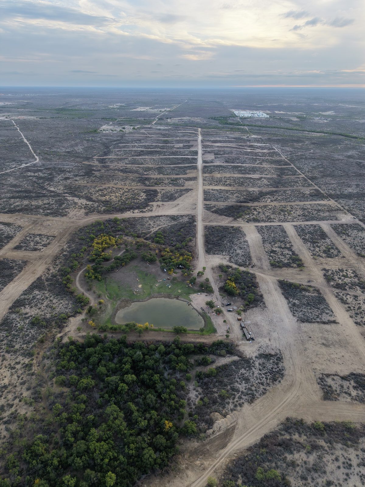 Vista aérea con dron de Ciudad Norte: lago, lotes y vialidades