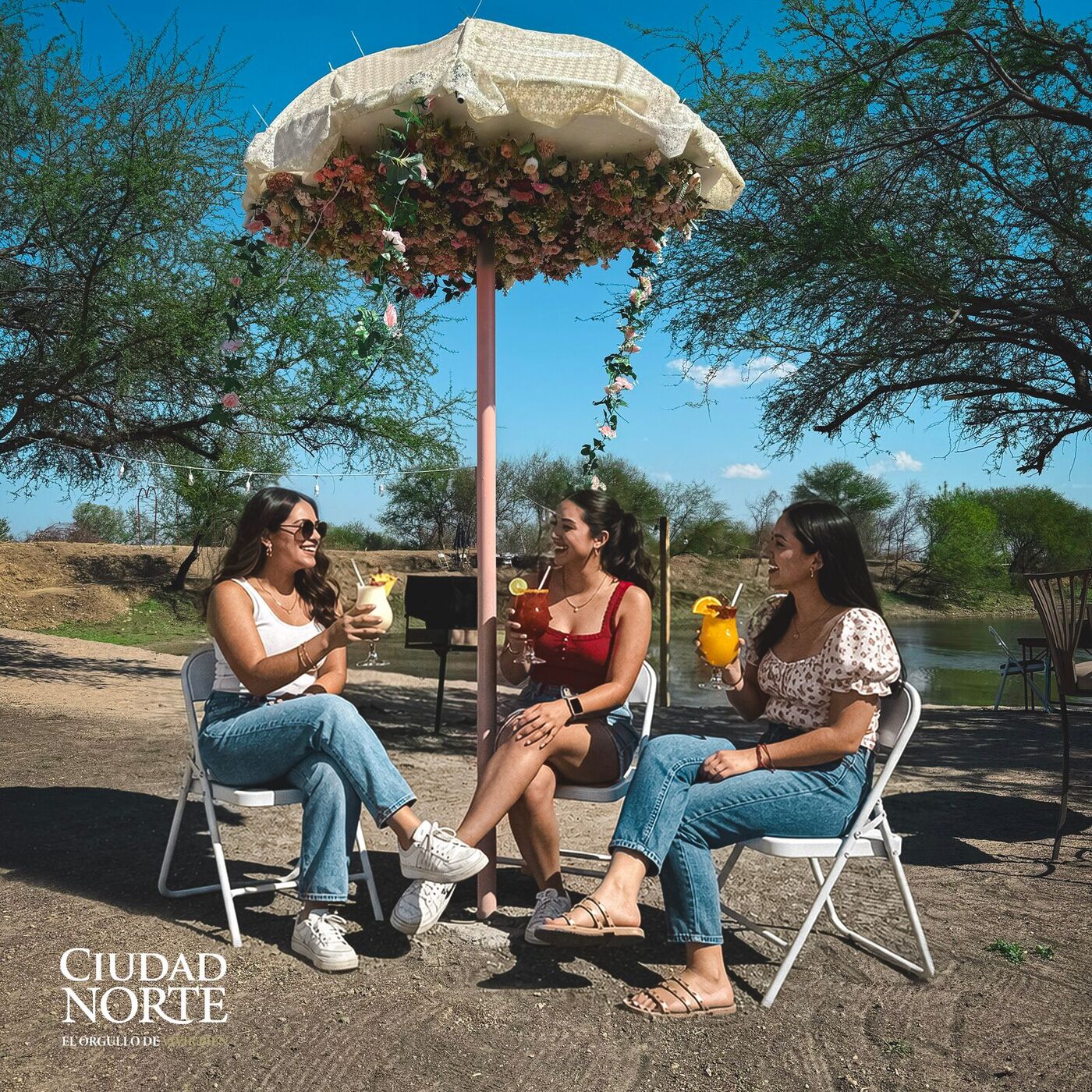 Amigas conviviendo junto al lago de Ciudad Norte