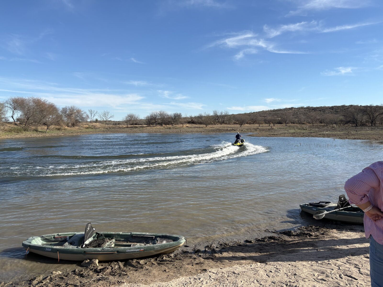 Persona en jet ski sobre el lago de Ciudad Norte